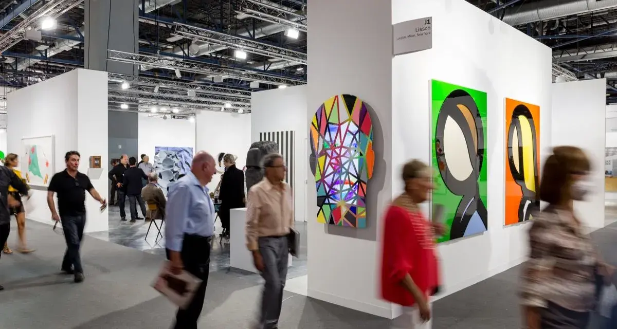 Visiteurs déambulant dans une foire d'art, découvrant des œuvres colorées et des sculptures. On y voit comment fonctionne une galerie d'art : présentation, exposition et interaction.