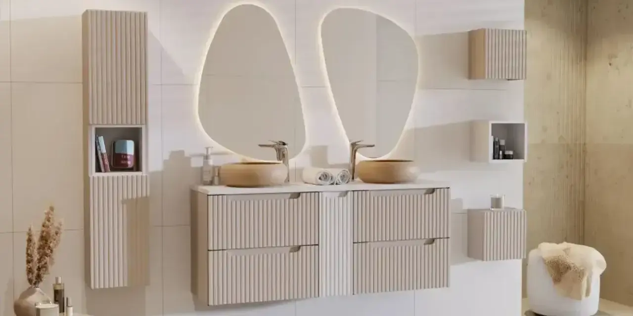 Nowoczesna łazienka z podwójną umywalką i szafkami z ryflowanymi frontami. Oświetlone lustra dodają elegancji.