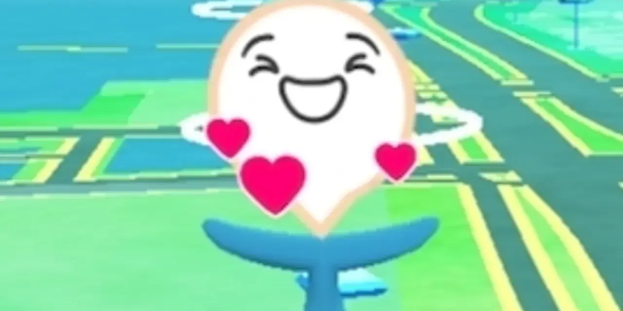 Szczęśliwy pokemon go buddy, otoczony serduszkami, wesoło macha ogonem na tle mapy gry.