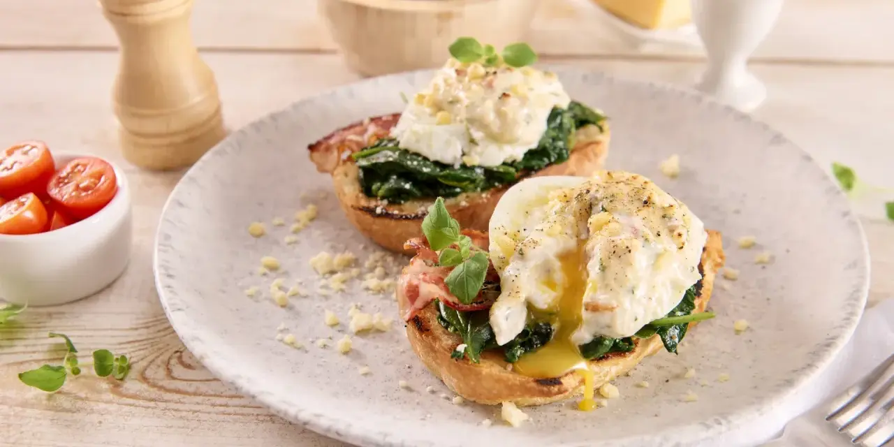 Dwa pyszne jajka po florencku na grzankach ze szpinakiem i bekonem, polane sosem. Idealne na brunch!