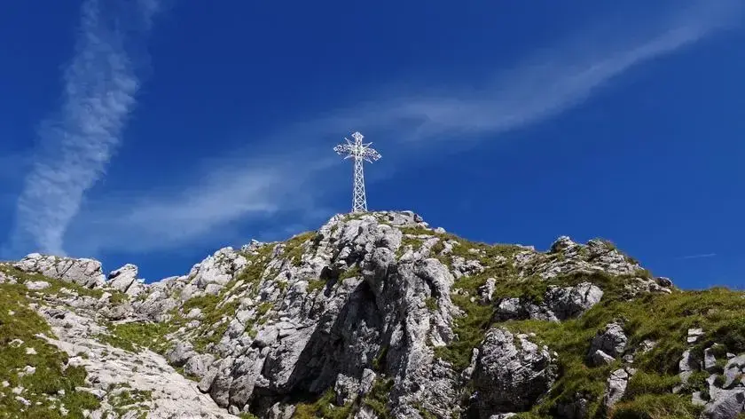 Czy krzyż na Giewoncie jest oświetlony tylko w wyjątkowe dni?