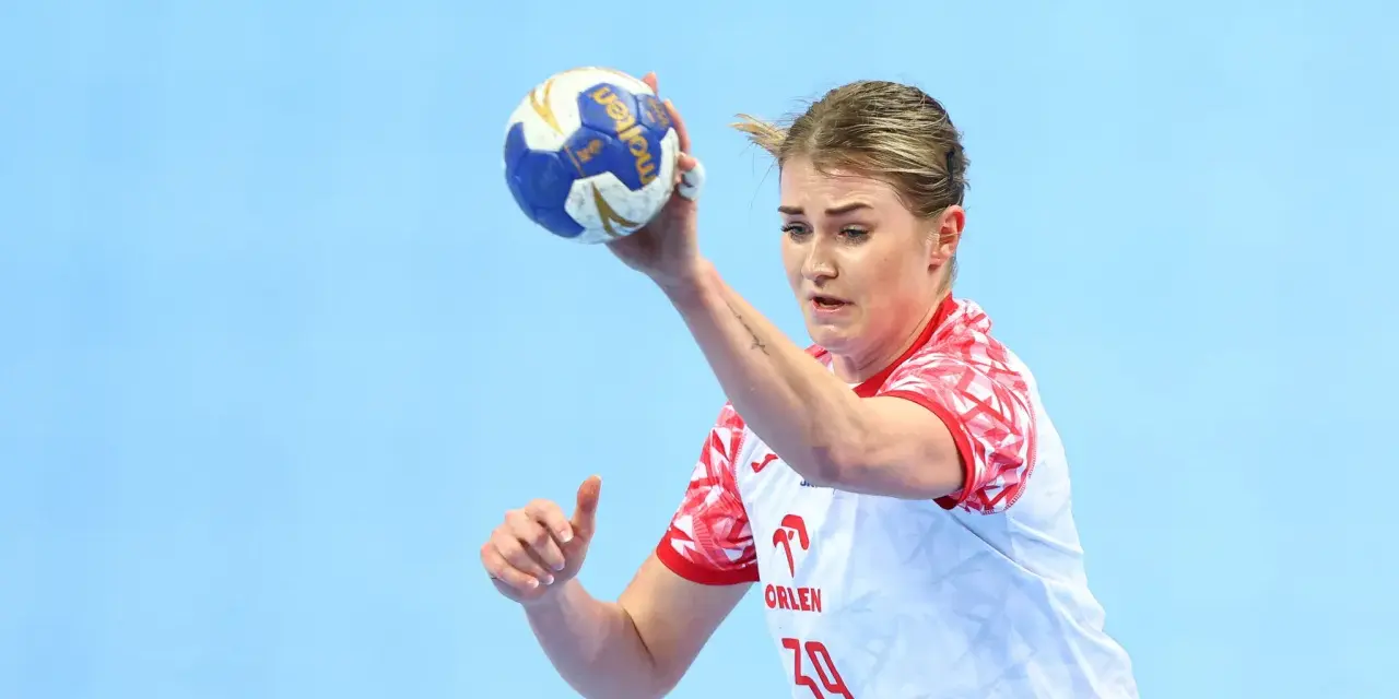 Natalia Nosek, zawodniczka Orlenu, w akcji z piłką do piłki ręcznej.