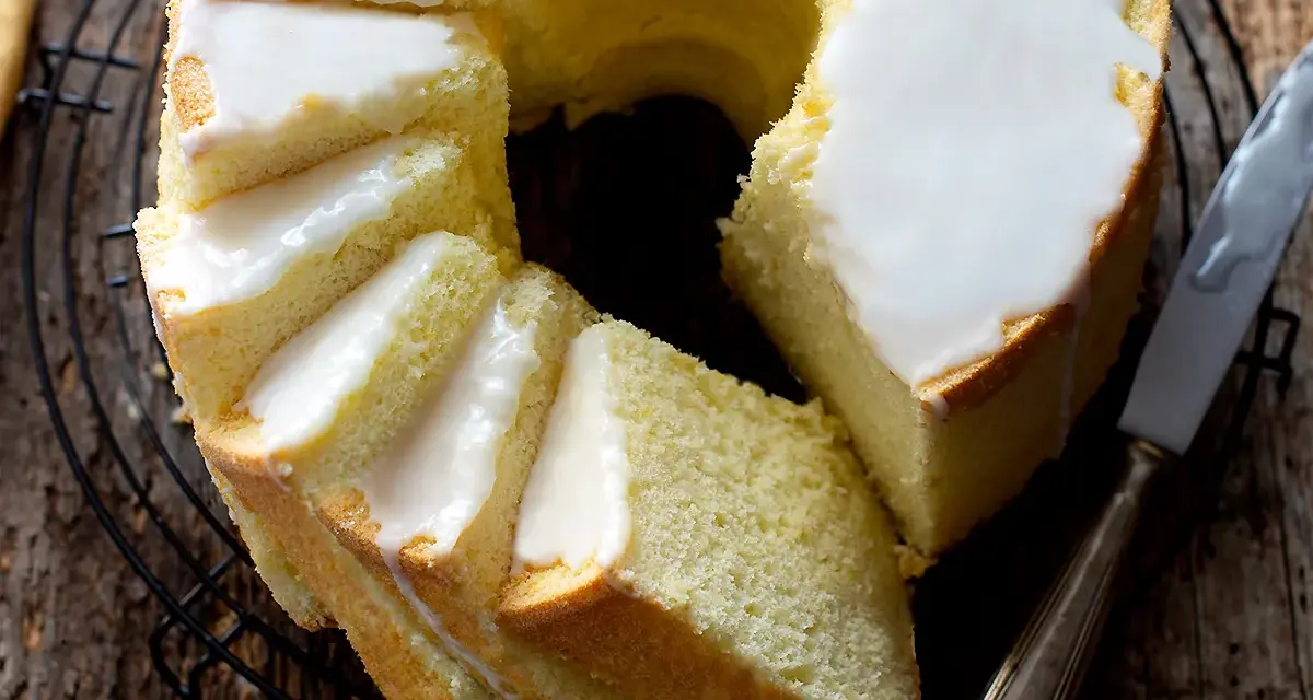 Delizioso chiffon cake al limone glassato, pronto per essere gustato.