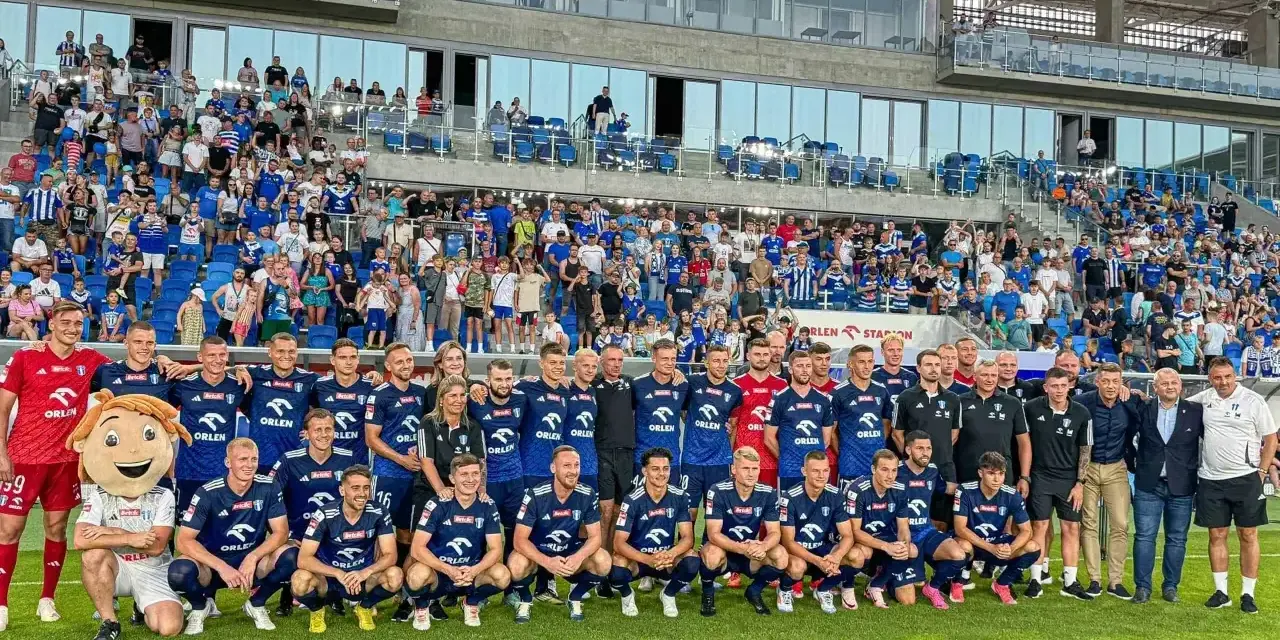 Drużyna Orlen Wisła Płock z kibicami na stadionie.