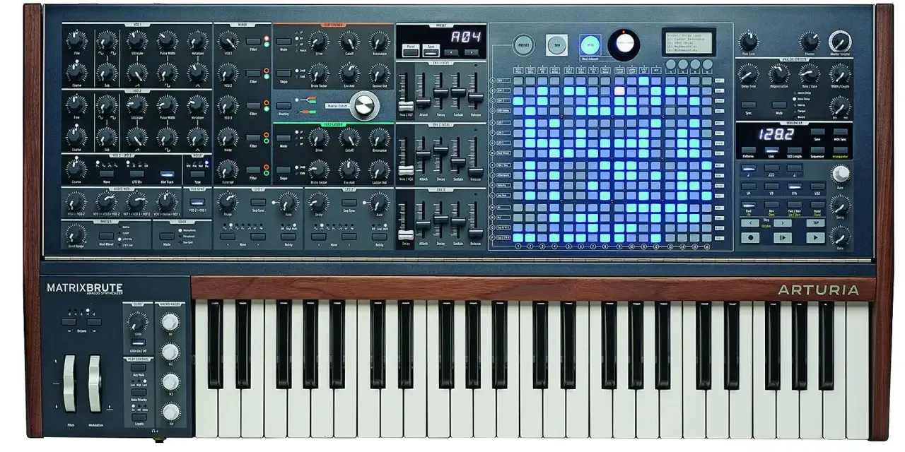 Arturia MatrixBrute, syntezator analogowy z klawiaturą i matrycą sekwencera.