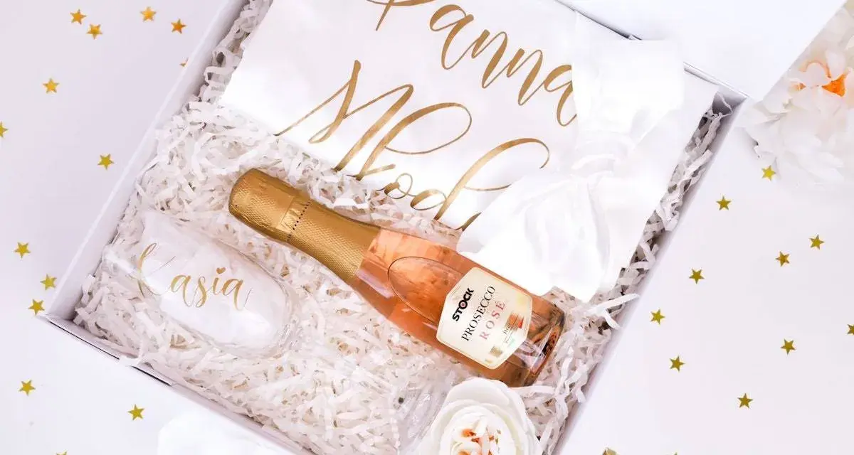 Idealny prezent na wieczór panieński: kieliszek z imieniem, prosecco i koszulka "Panna Młoda".