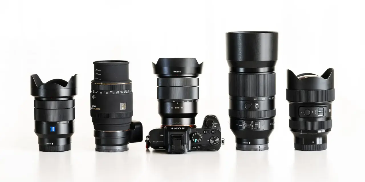 Pięć obiektywów i aparat Sony a7 III. Jaki obiektyw do Sony a7 III? Znajdziesz tu szerokokątne i teleobiektywy.