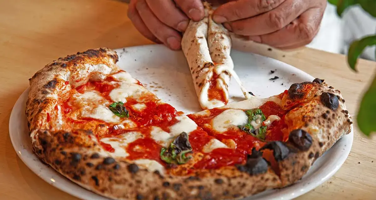 Jak jeść pizzę we Włoszech? Uniknij gaf i jedz jak miejscowy!