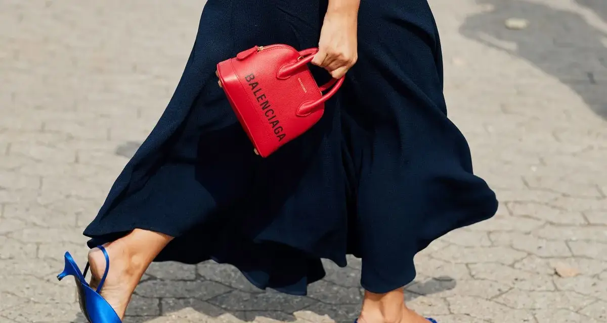 Eleganckie, granatowe buty z satyny i czerwona torebka Balenciaga. Idealne do granatowej sukienki.