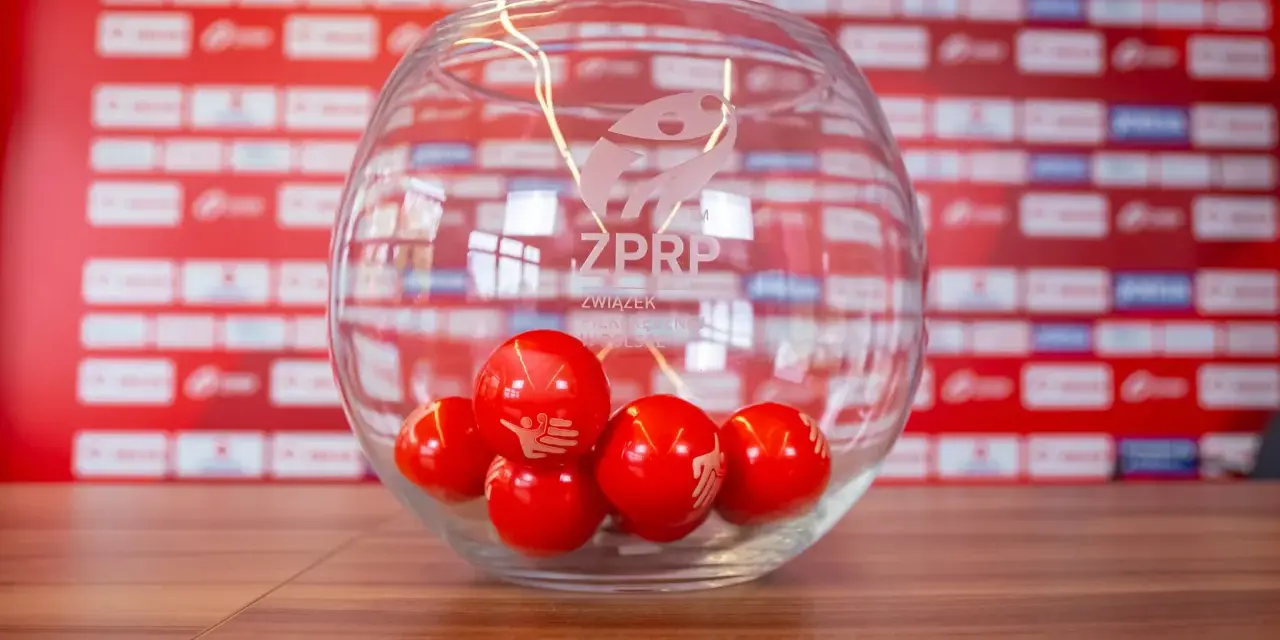 Szklana kula z logo ZPRP i czerwonymi kulkami, gotowa do losowania **pucharu polski piłka ręczna**.