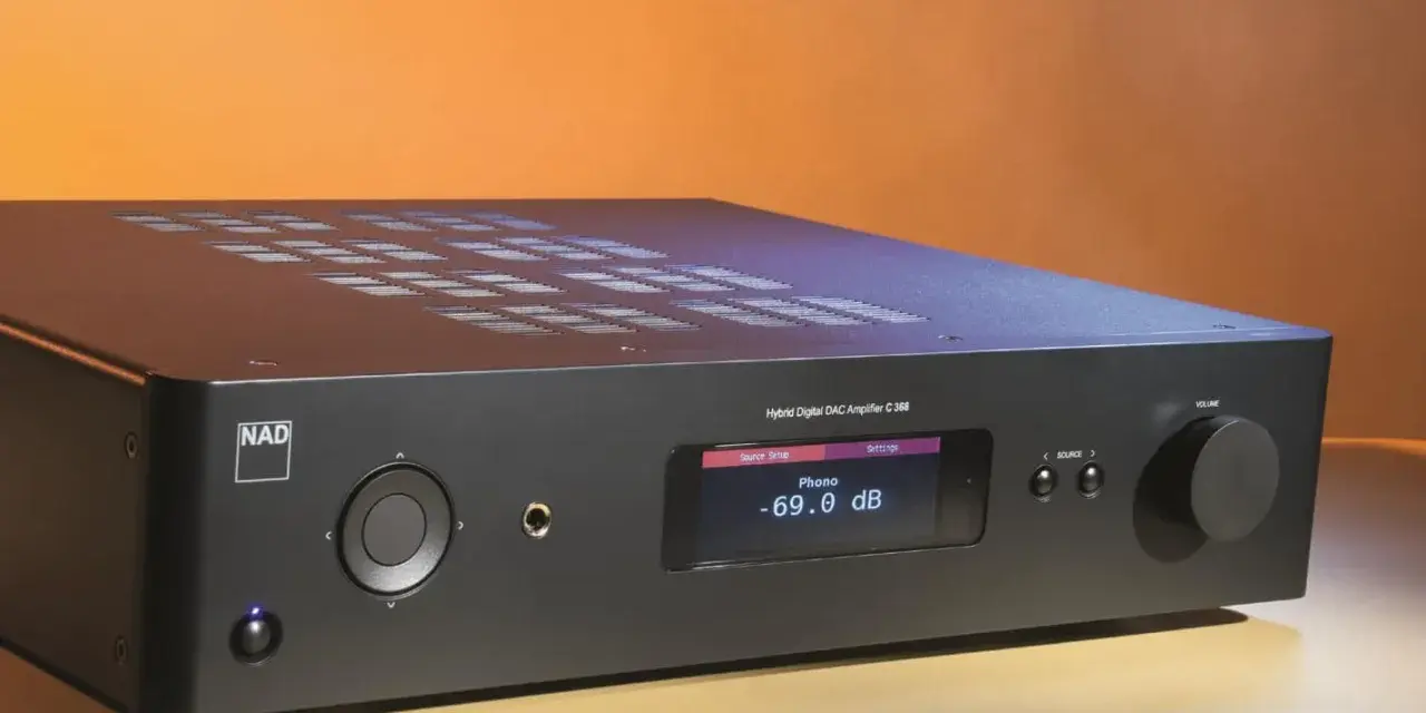 Wzmacniacz NAD C368 w teście. Elegancki, czarny sprzęt audio z wyświetlaczem pokazującym poziom głośności Phono -69.0 dB.
