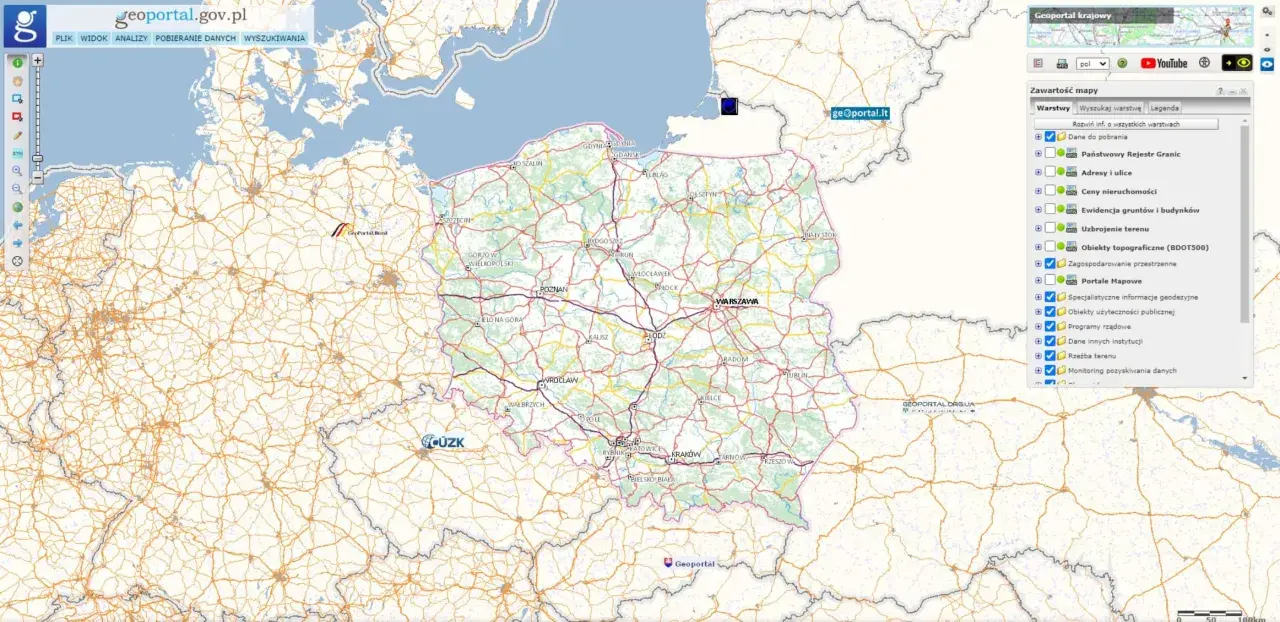 Mapa Polski z zaznaczonymi miastami i drogami. Widoczna warstwa "Ewidencja gruntów i budynków" z numerem ewidencyjnym.