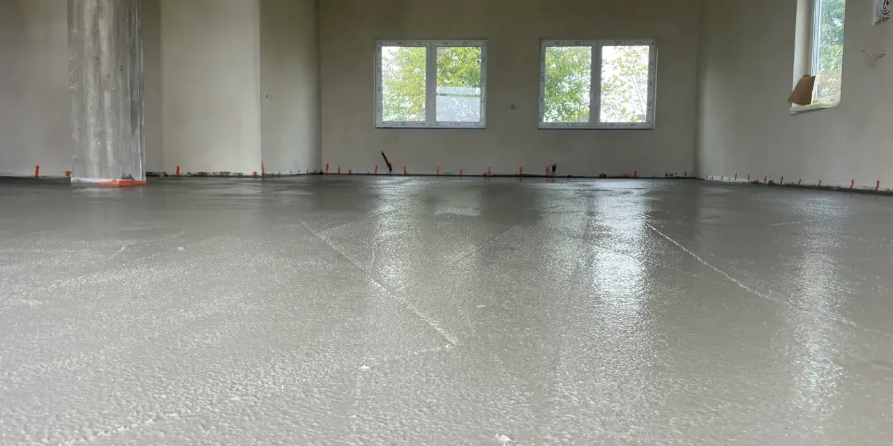 Świeżo wylana posadzka przemysłowa, gotowa do dalszych prac. Sprawdź, jaka jest posadzka przemysłowa cena.