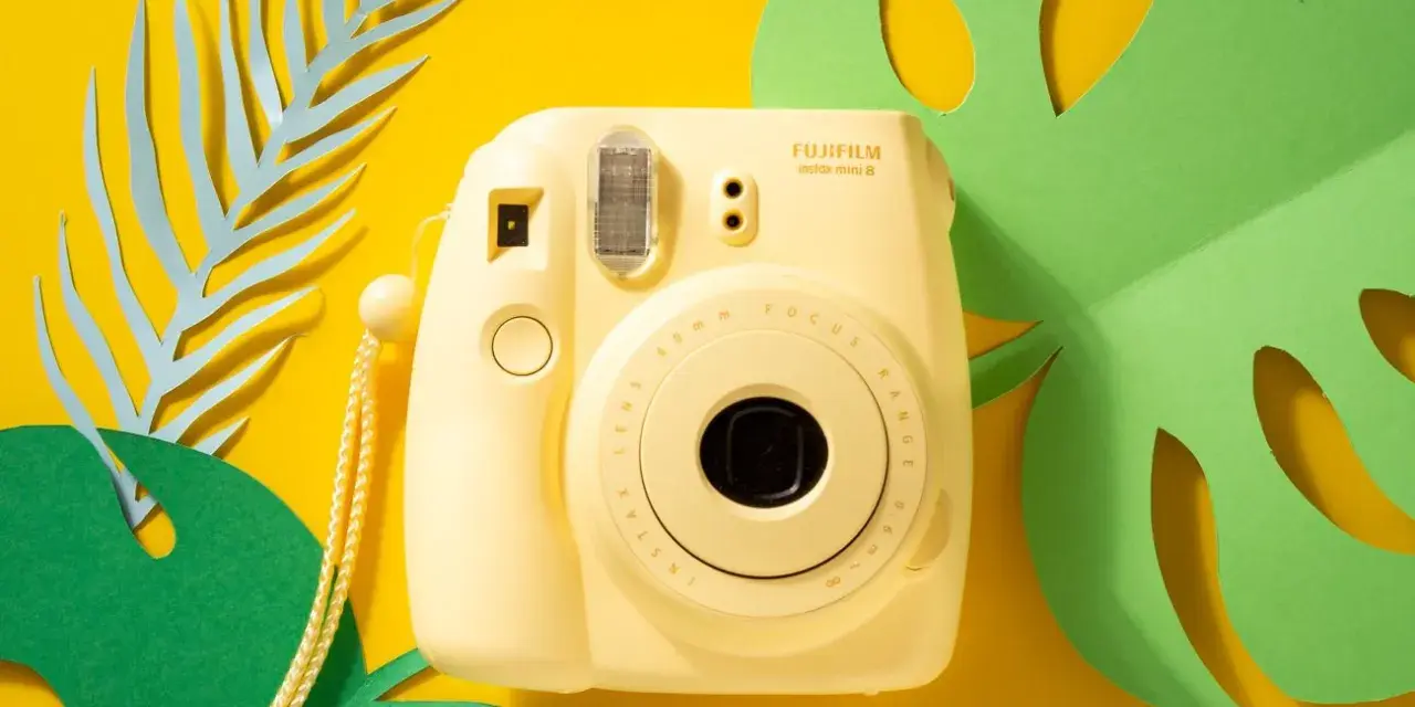 Żółty polaroid Fujifilm Instax Mini 8, idealny do natychmiastowych zdjęć. Co to jest polaroid? To aparat, który tworzy wspomnienia od ręki!
