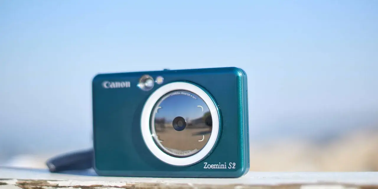 Canon Zoemini S2, idealny do tworzenia natychmiastowych zdjęć i drukowania. W rankingu aparatów kompaktowych wyróżnia się funkcjonalnością.