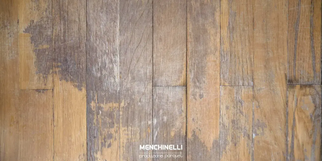 Parquet scolorito con segni di usura. Scopri i rimedi per riportarlo al suo antico splendore.