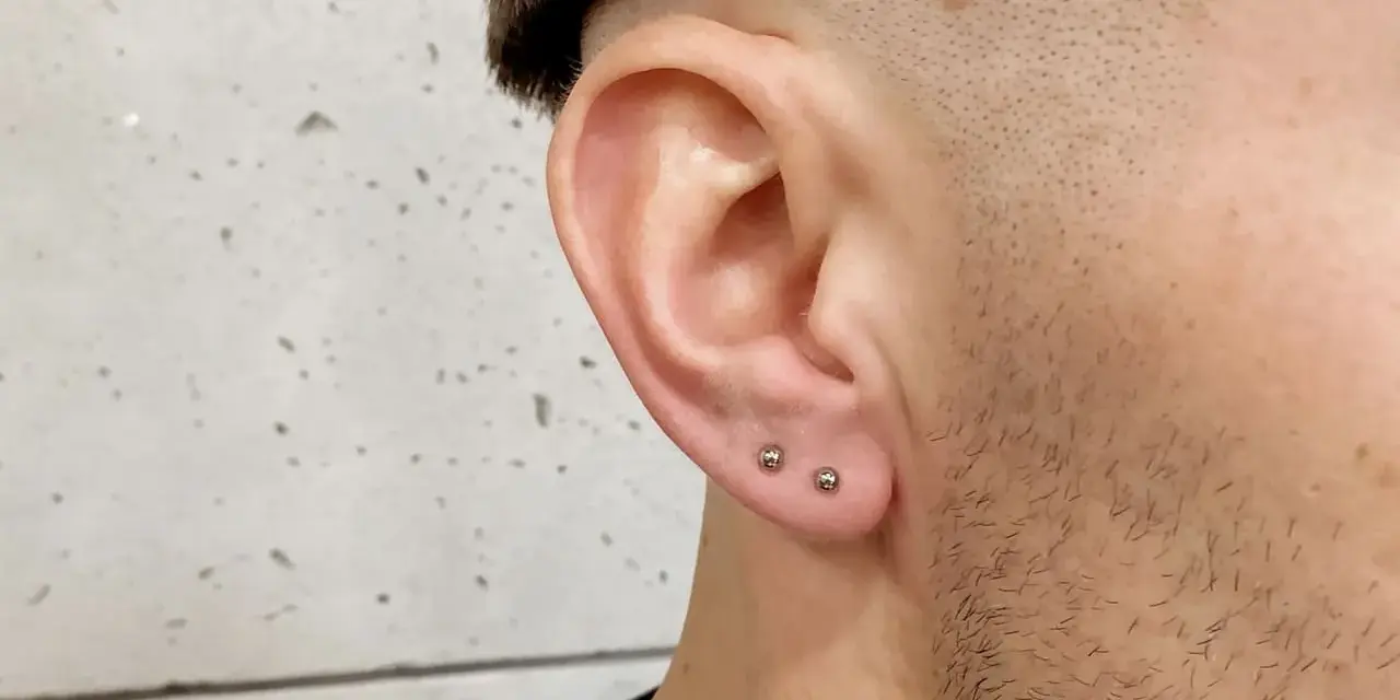 Dwa kolczyki w dolnej części ucha, idealnie pasujące do stylu. Ile goi się upper lobe?