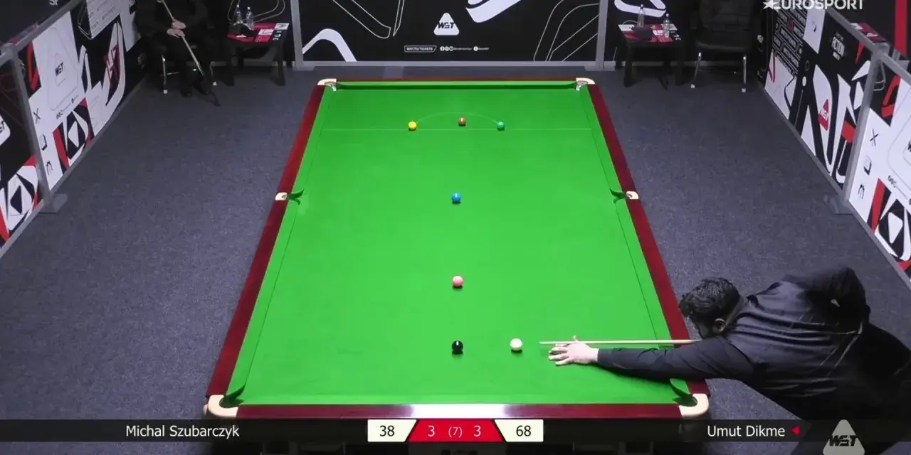 Gracz Umut Dikme celuje do bili podczas meczu snookera British Open. Wynik 38-68.