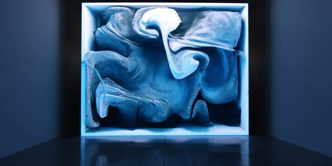 Une oeuvre d'art numérique captivante, aux formes bleutées et texturées, évoquant un nuage ou une vague figée dans un cube lumineux.