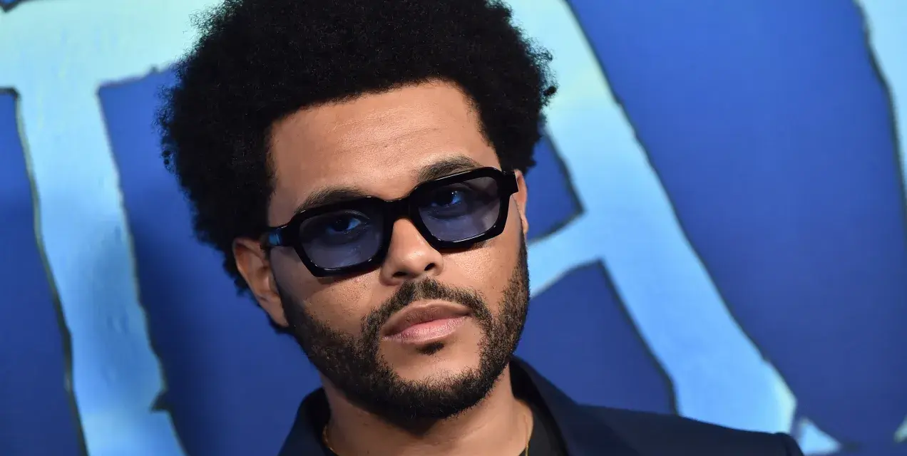 The Weeknd w okularach, z afro i zarostem, na niebieskim tle. Pośpiesz się jutro, bo to jego premiera!