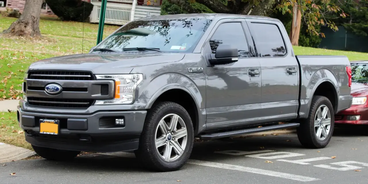 Szary Ford F-150 Sport stoi zaparkowany na ulicy, gotowy na jesienne przygody.