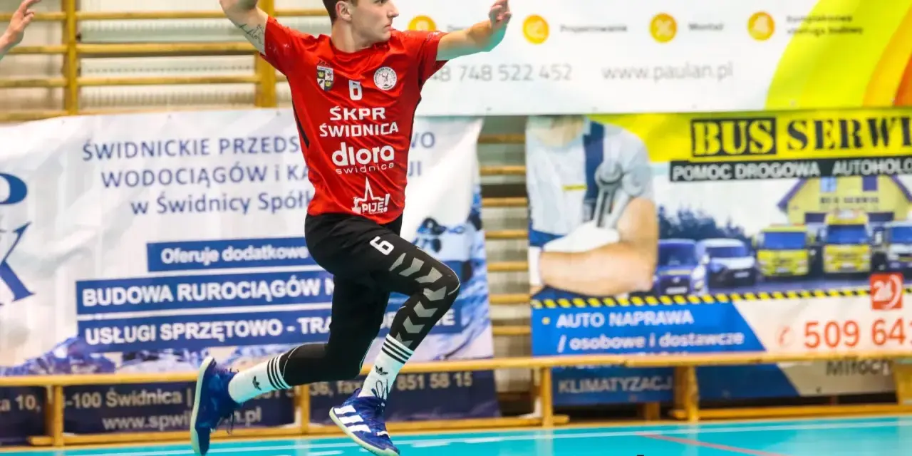 Tomasz Kopeć w skoku do rzutu piłką ręczną. Zawodnik ŚKPR Świdnica w akcji.