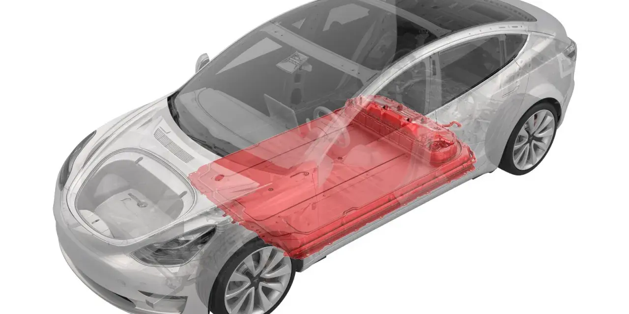 Przekrój Tesli Model 3 z widoczną czerwoną baterią pod podłogą.