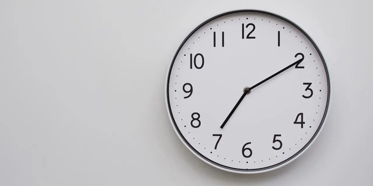 Biały zegar ścienny pokazuje 07:33. Czas płynie, a znaczenie 0330 może być kluczem do czegoś ważnego.