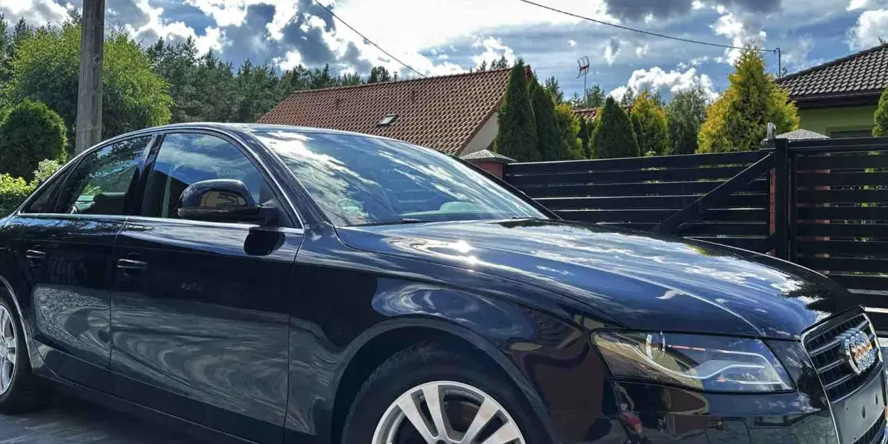 Czarne Audi A4 B8 2.0 TDI lśni w słońcu. Zastanawiasz się, ile oleju do Audi A4 B8 2.0 TDI potrzebujesz?