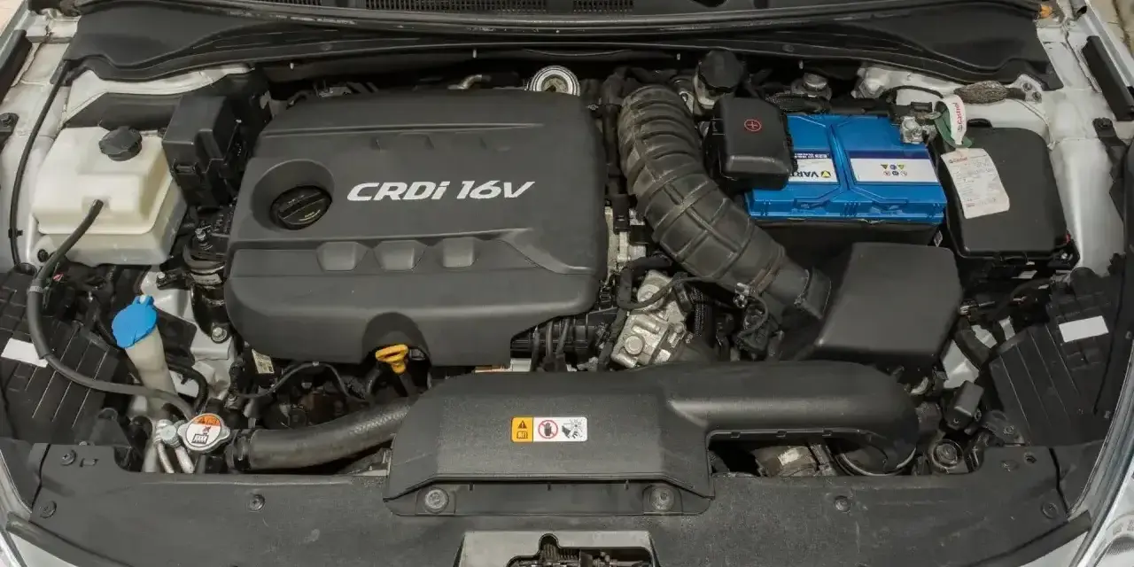 Silnik 1.7 CRDi 16V w komorze. Wiele osób szuka **1.7 CRDi opinie** przed zakupem.