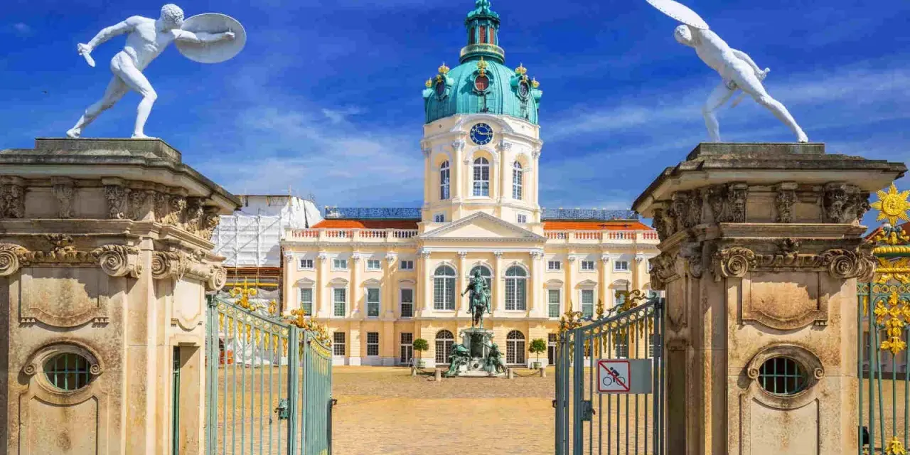 Pałac Charlottenburg w stylu **rococo**, z rzeźbami i złotymi bramami, zaprasza do zwiedzania.