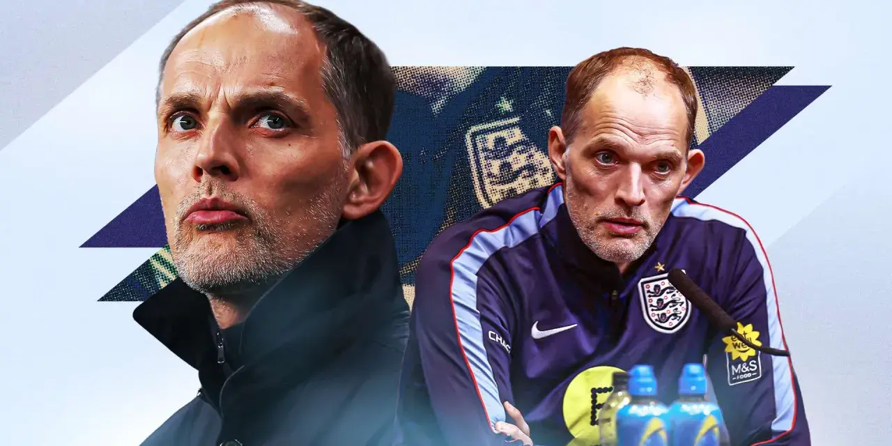 Thomas Tuchel, con su mirada intensa, parece reflexionar sobre la seleccion de Inglaterra. Viste una chaqueta oscura y un chándal con el escudo inglés.