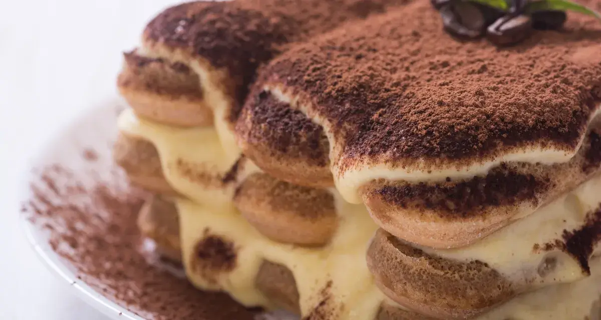 Pyszne tiramisu z kremem i kakao. Idealne biszkopty do tiramisu to podstawa tego klasycznego deseru.