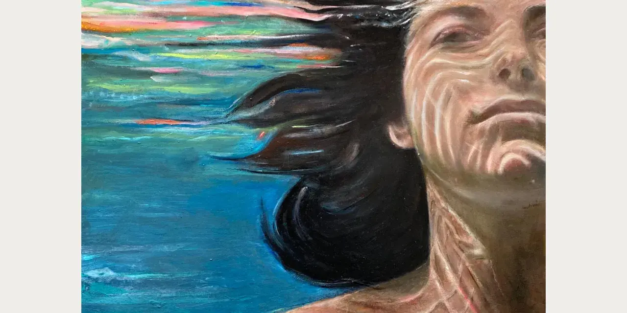 Visage d'une personne sous l'eau, cheveux noirs flottant, dans un fond marin aquarelle aux couleurs vives.