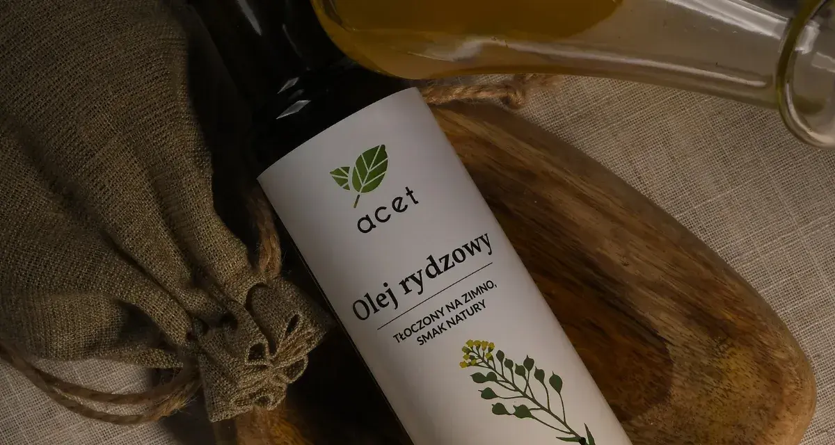 Butelka oleju rydzowego, obok lnianego woreczka. Zastanawiasz się nad olejem rydzowym przeciwwskazania? Sprawdź informacje.