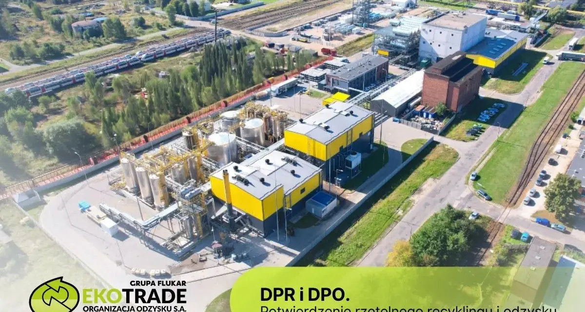 Przemysłowy kompleks z żółtymi budynkami i zbiornikami. Potwierdzenie rzetelnego recyklingu i odzysku, czyli dpr co to jest, wyjaśnione przez Ekotrade.