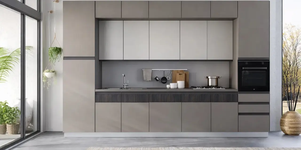 Cucina zen con mobili lineari, piano in quarzo, elettrodomestici integrati e piante che creano un'atmosfera rilassante.