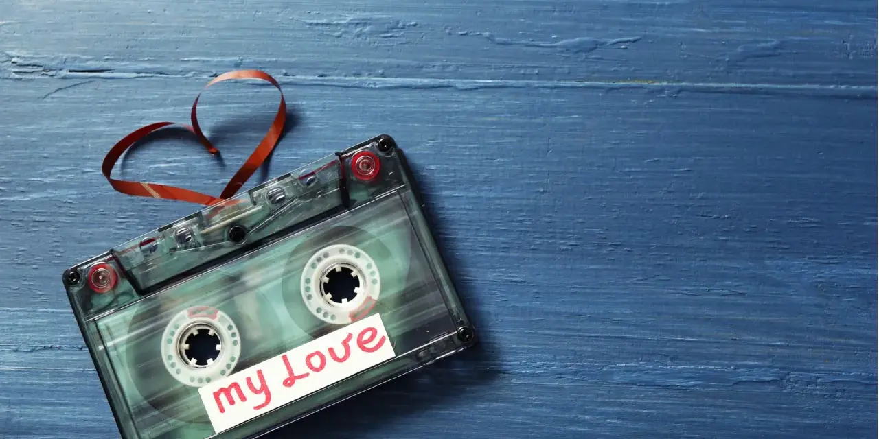 Taśma magnetofonowa uformowana w serce, z napisem "my Love" na etykiecie. Jedna z najbardziej poszukiwanych kaset magnetofonowych.