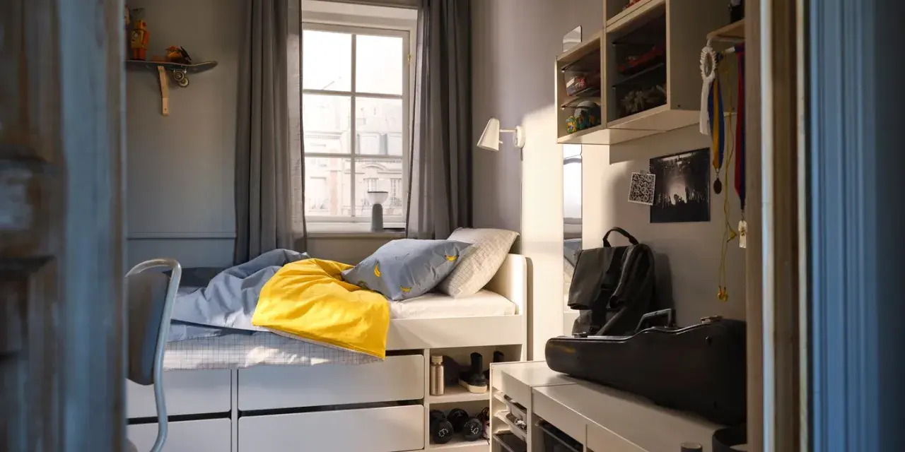 Ett mysigt tonårsrum kille med säng, skrivbord och förvaring. En gul filt och banankudde piggar upp.