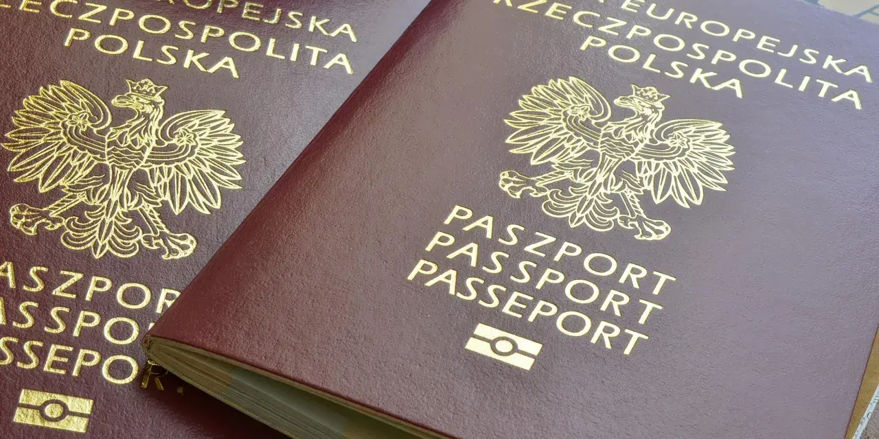 Dwa polskie paszporty z godłem orła. Dokumenty te należą do najsilniejszych paszportów na świecie, otwierając drzwi do wielu krajów.