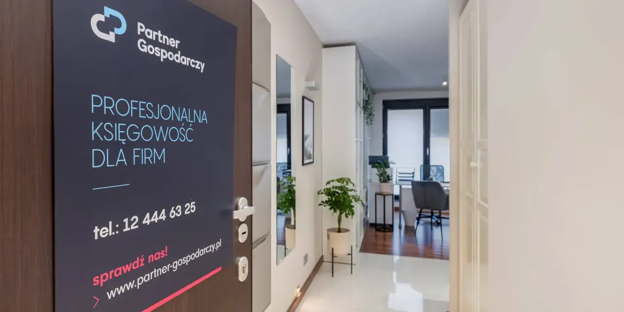 Tabliczka na drzwiach z logo "Partner Gospodarczy" i hasłem "Profesjonalna księgowość dla firm".