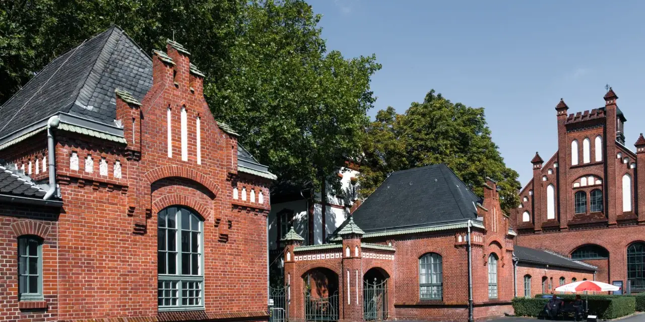 Ceglana architektura Sopotu, z charakterystycznymi detalami i bramą.