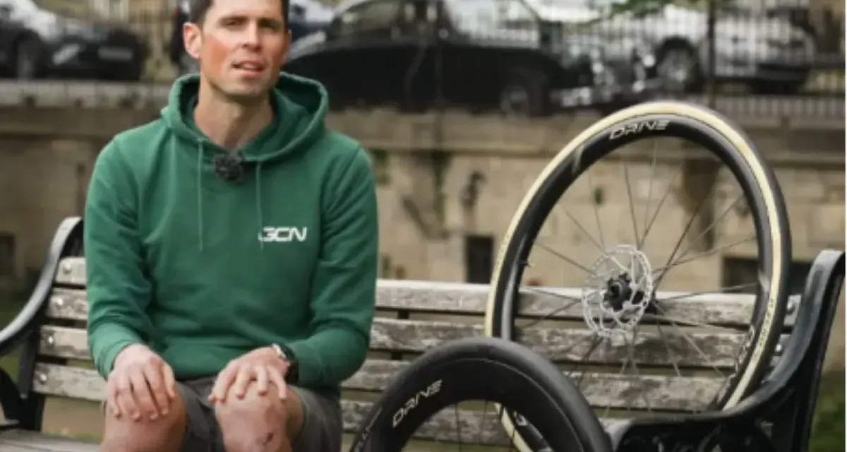 Ciclista con due ruote da bici, una più grande per maggiore velocità.