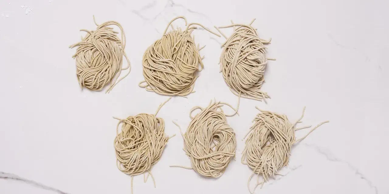 Jak ugotować makaron ramen idealnie, unikając sklejania i błędów