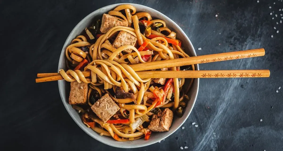 Miseczka z makaronem udon, tofu i warzywami, gotowa do jedzenia. Idealny makaron udon przepis na szybki obiad.