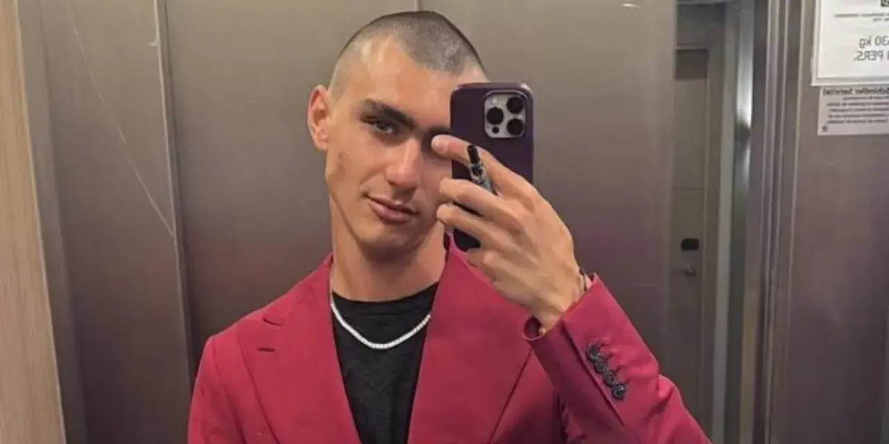 Achille Costacurta, con un look audace e un sorriso enigmatico, sembra affrontare i suoi problemi con stile, sfoggiando un completo fucsia e una collana scintillante.