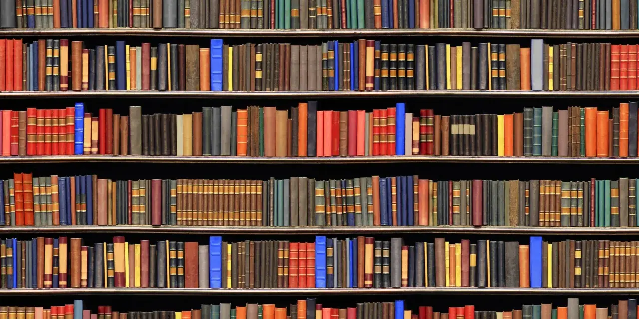 Estanterías repletas de libros que hay que leer antes de morir. Una vasta colección de conocimiento y aventuras esperando ser descubiertas.