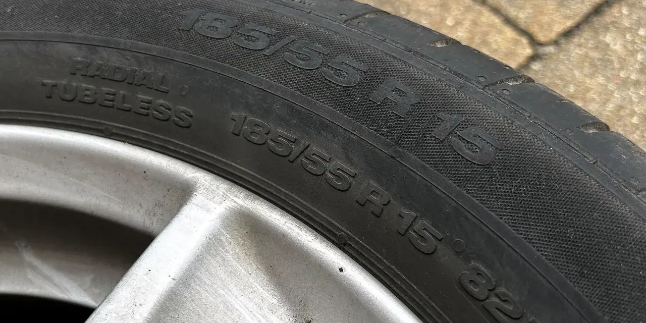 Oznaczenie opon 185/55 R 15. Widoczna jest też informacja "RADIAL TUBELESS" oraz indeks nośności i prędkości 82T.