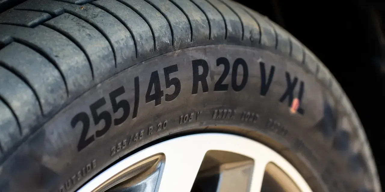 Opona z oznaczeniem 255/45 R20 V XL. To oznaczenie opon VR HR informuje o jej parametrach, idealna na szybkie trasy.