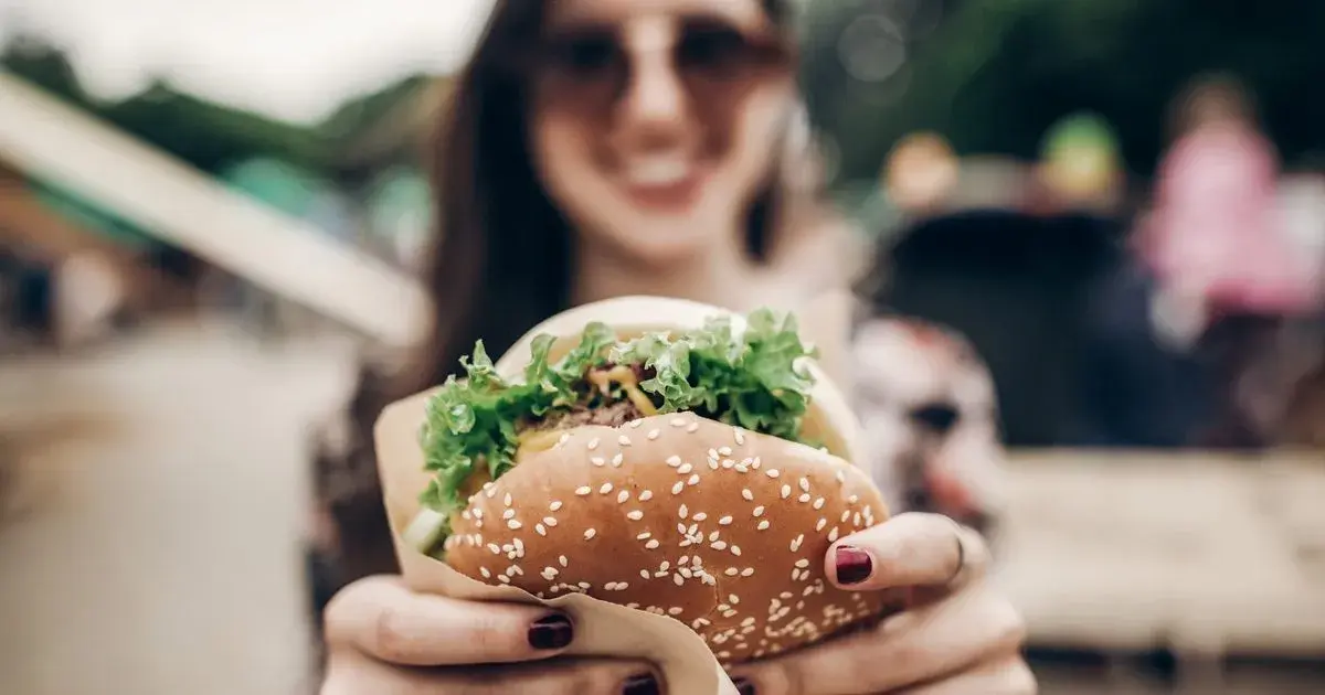 Hamburger: Ile ma kalorii? Fast-food vs. fit wersja wybierz mądrze!